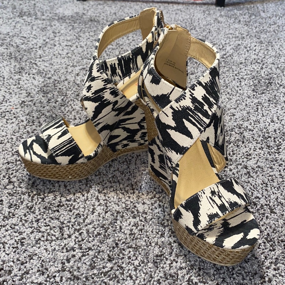 Black and off-white wedges 7.5